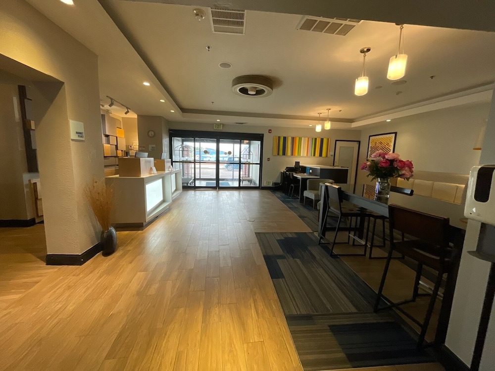 Holiday Inn Express And Suites Miami - photo 3
