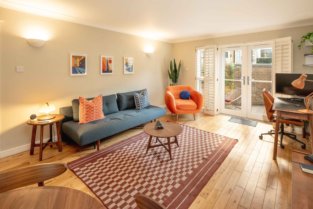 Serene Garden Flat Steps From Tower Bridge — 4-Star Luxury Hotel in London, United Kingdom