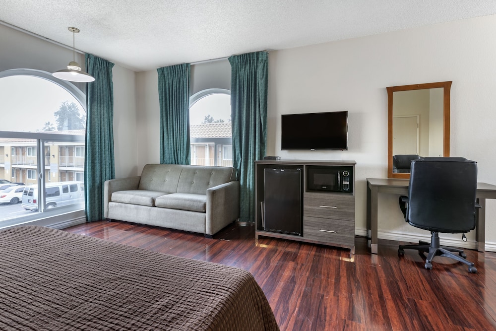 Riverside Inn & Suites - photo 12
