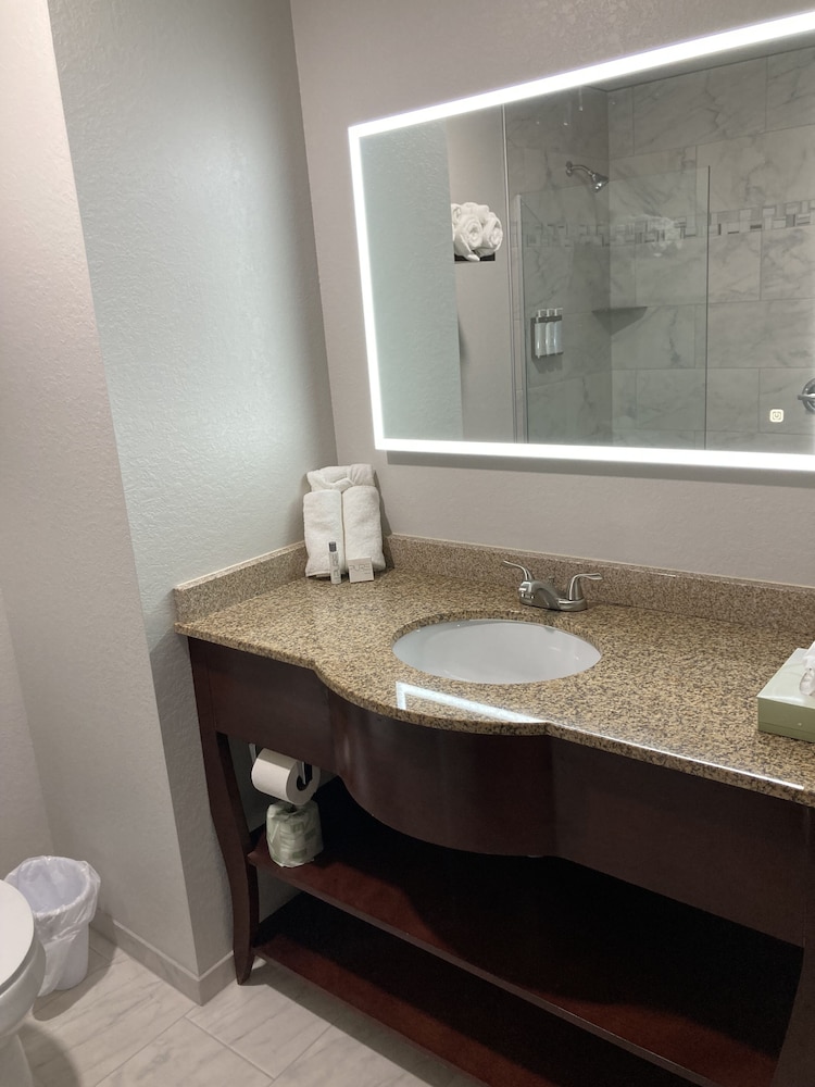 Elker Inn & Suites - photo 18