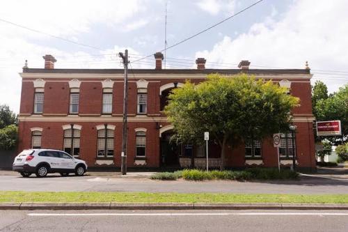 Thommos Pub - carbon neutral hotel in Cobden