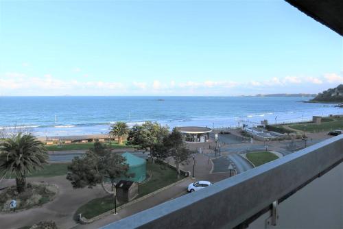 Appartement Vue Sur Mer Avec Terrasse Plage De Trestraou À Perros Guirec Ref 861 — 4-Star Luxury Hotel in Perros-Guirec, France