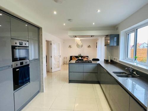 5 Bedroom detached House near Edinburgh Airport City center and Murrayfield Stadium — 4-Star Luxury Hotel in East Calder, United Kingdom