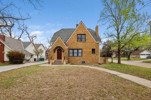 Bilbos Cottage 3 bed 2 and a half bath home in College Hill — 4-Star Luxury Hotel in Wichita, United States