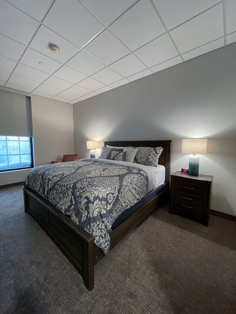 The Alonzo Ward Hotel - photo 7