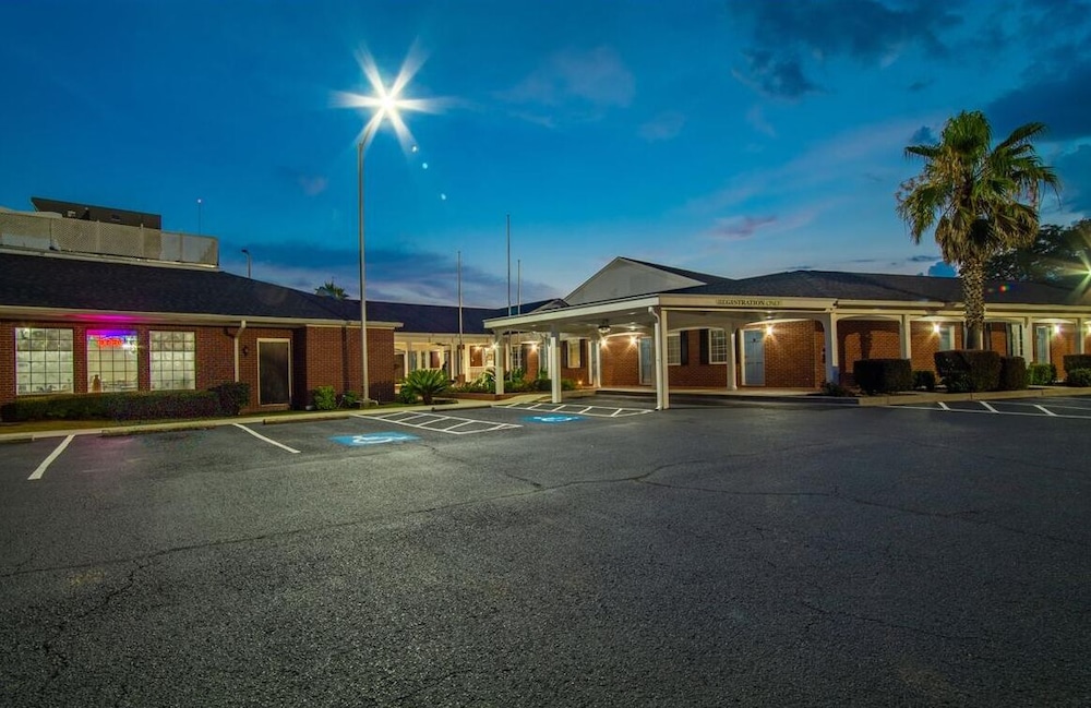 Winton Inn & Suites - photo 13