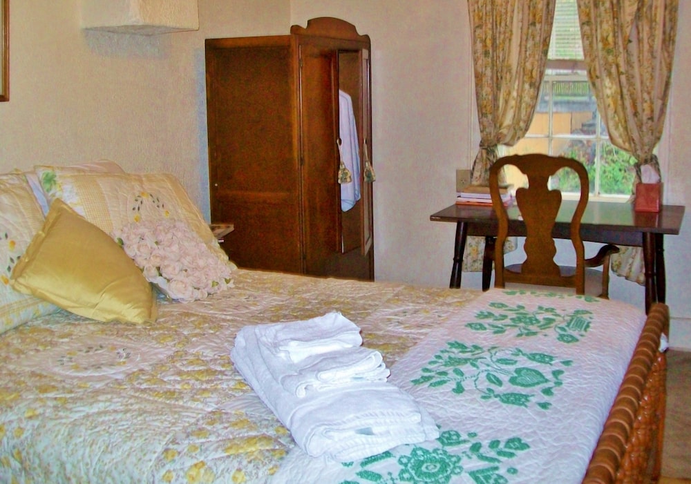 Elkhorn Inn & Theatre - photo 9