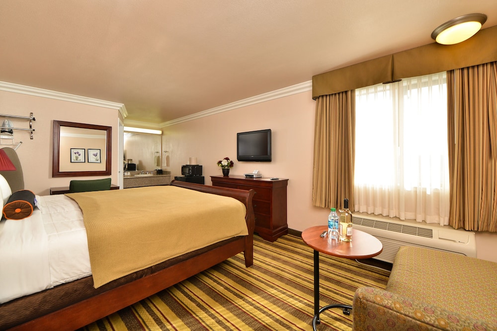 Inn By The Sfo - photo 22