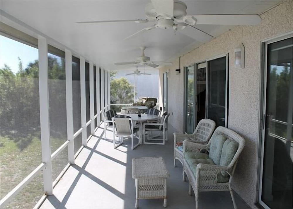 Pet Friendly Oceanfront 3 Bed 2 Bath Ocean Paradise - photo 20