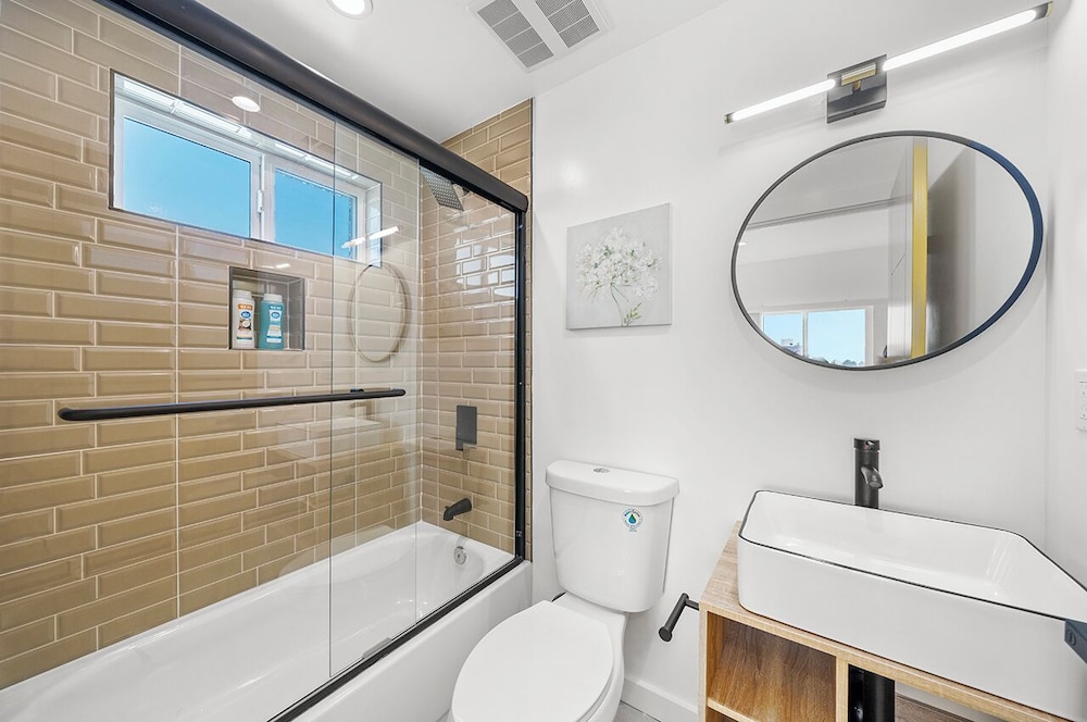 Downtown LA Stylish Bedrooms - photo 35