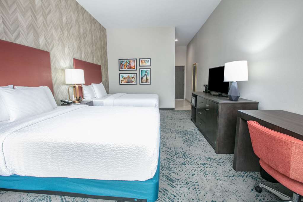 La Quinta Inn & Suites by Wyndham DFW West Glade Parks - photo 10