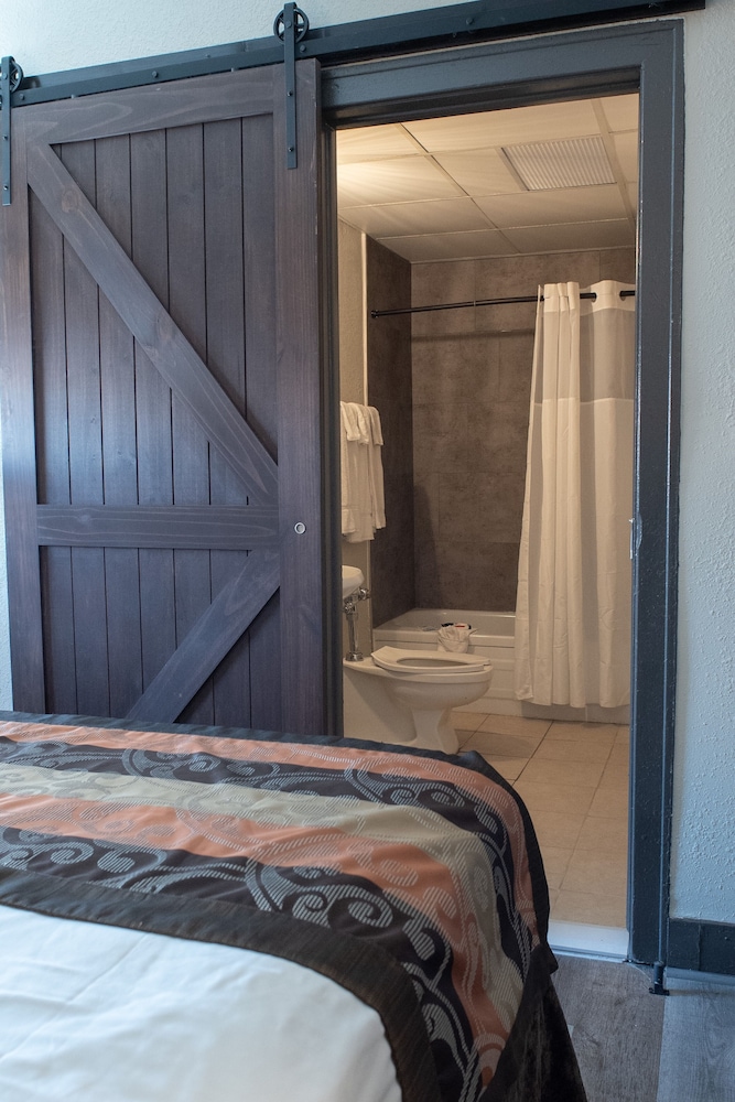 Americas Best Value Inn Detroit Dearborn - photo 19