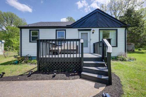 5 Min to Airport Pet Friendly Fire pit Fenced Yard in Nashville, United States