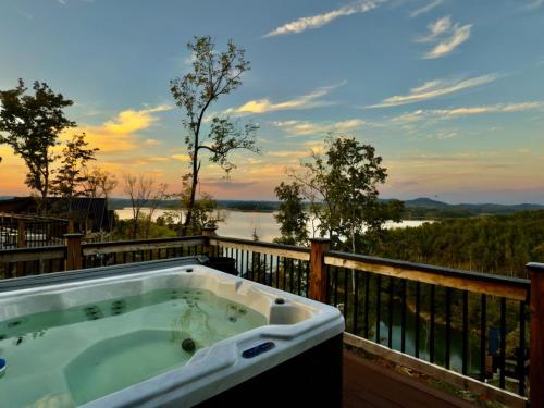 Lakeview Cabin Hot Tub Game Rm — 4-Star Luxury Hotel in Dandridge, United States
