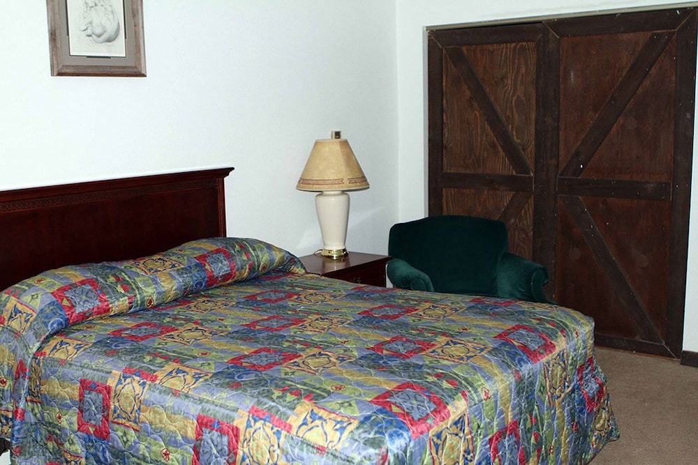 Bunkhouse Motel - photo 4