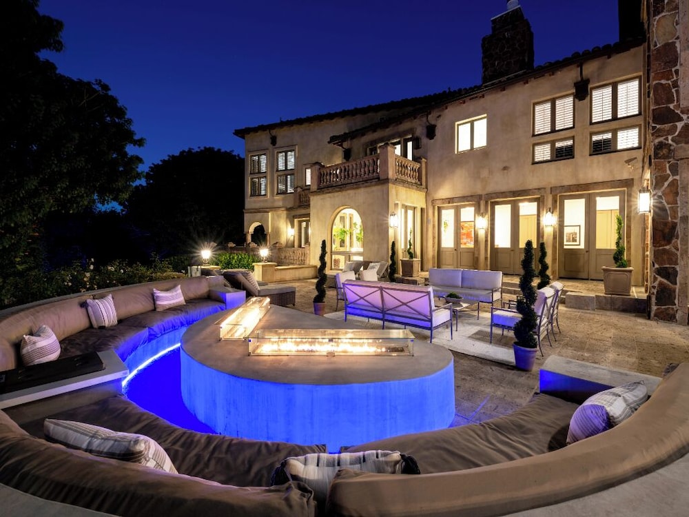 Carolwood Modern Tuscan Villa With Rolling Lawns and Loggia in Holmby Hills — 4-Star Luxury Hotel in Beverly Hills, United States