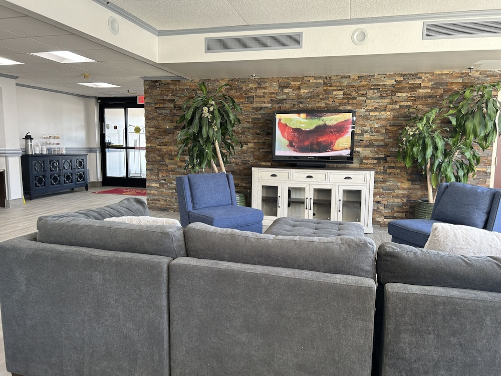 Clarion Inn & Suites Airport - photo 3