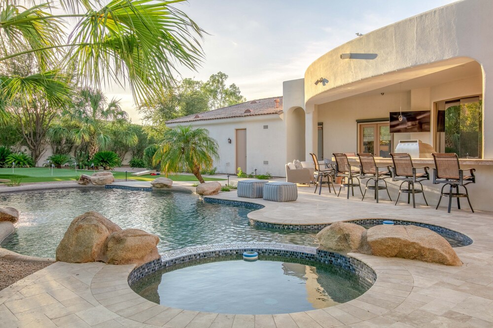 Sprawling 5br Pv W Resort Oasis 5 Bedroom Home in Paradise Valley, United States