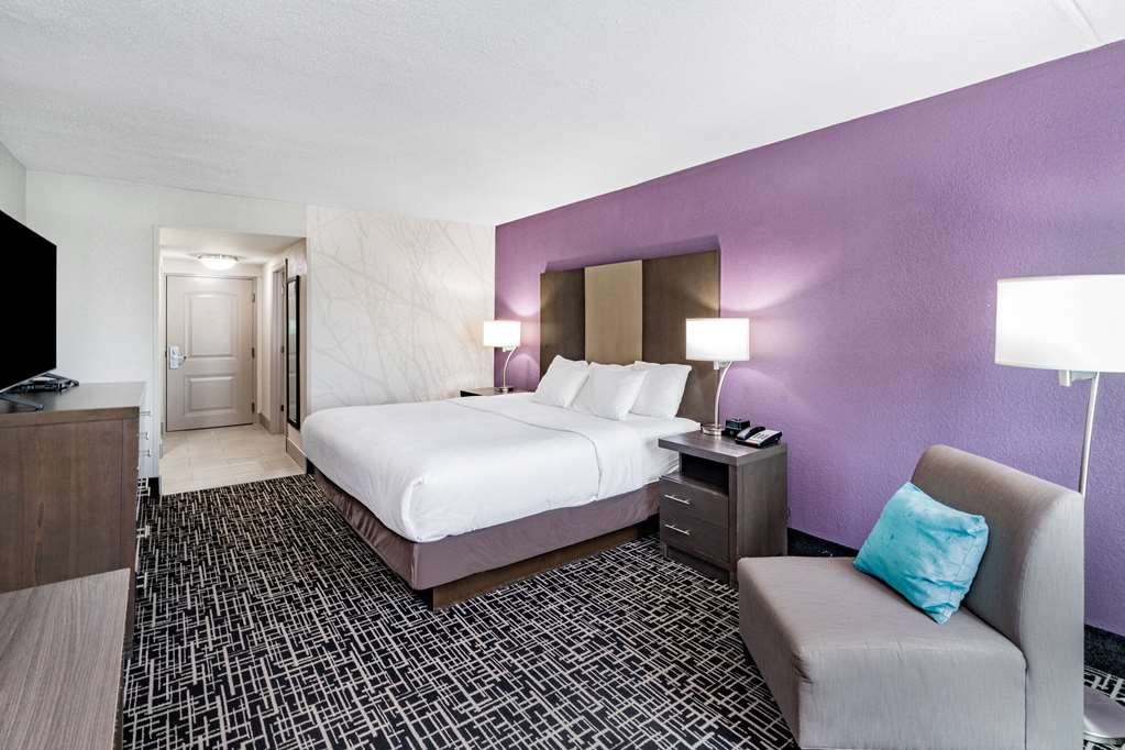La Quinta Inn & Suites by Wyndham Chattanooga East Ridge - photo 31
