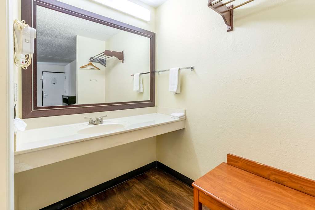 Econo Lodge Knoxville West Turkey Creek - photo 17