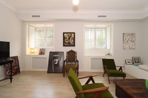 Mtatsminda Cozy Apt: Central & Comfy By Wehost