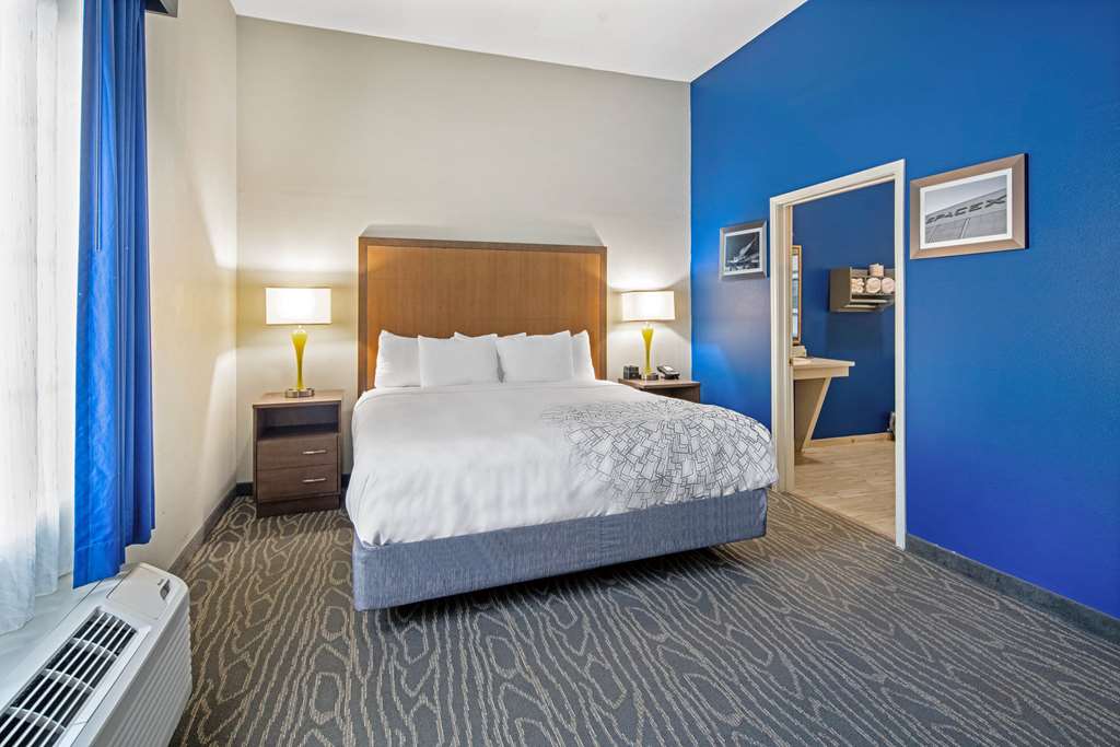 La Quinta Inn & Suites by Wyndham Brownsville North - photo 47