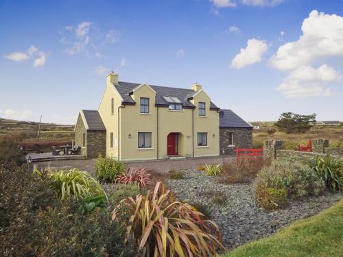 Cozy Coastal Cottage in Ballinskelligs Kerry — 4-Star Luxury Hotel in Cahersiveen, Republic of Ireland