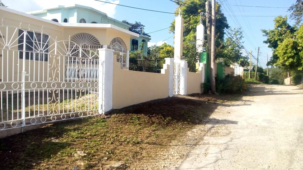 Reggae Moon Guest House 8670841 — Falmouth