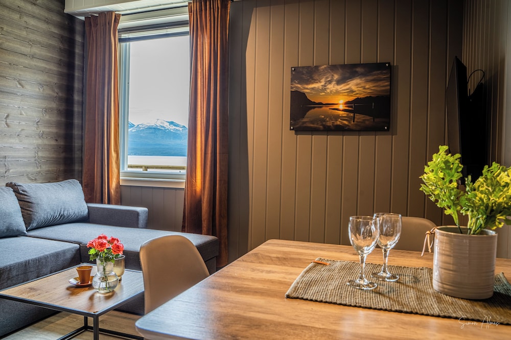 Alpan Apartments Lyngenfjord — 4-Star Luxury Hotel in Olderdalen, Norway