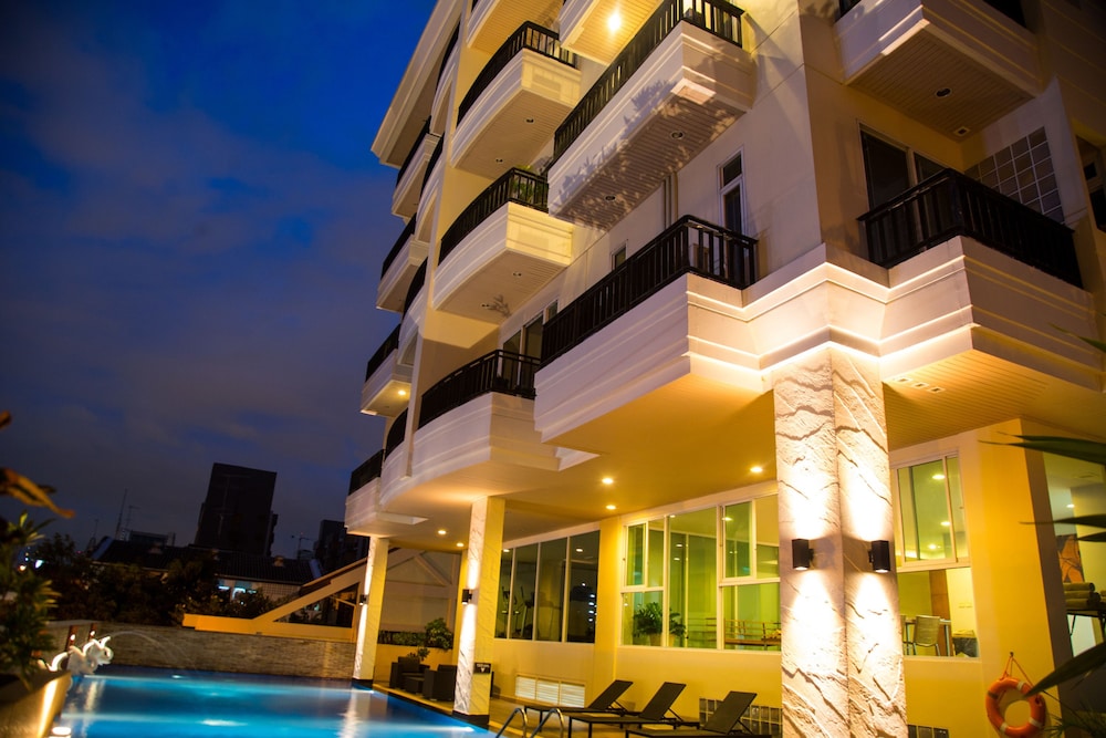 Bangkok Luxury Suites Patio