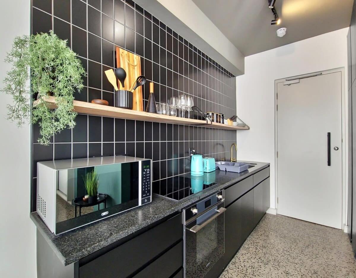 Trendy secure private balcony Wifi & Smart TV