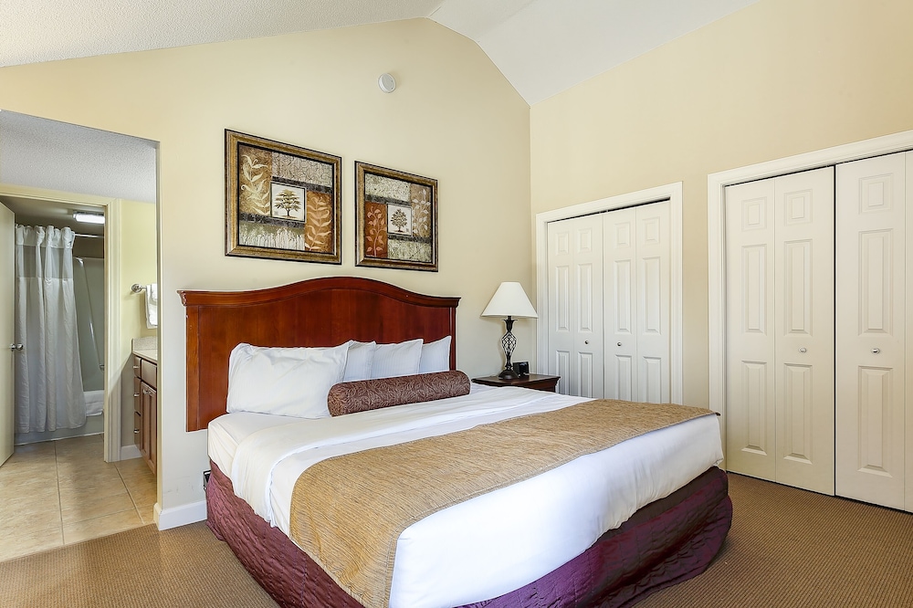 Beautiful 2 King BDR with a Loft Golf Course Condo 5569 — 4-Star Luxury Hotel in Traverse City, United States