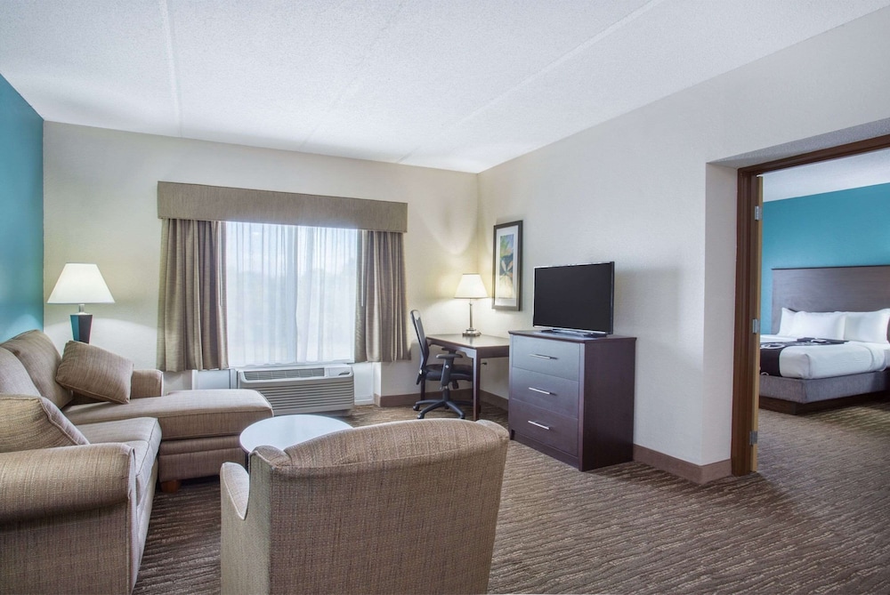 La Quinta Inn & Suites by Wyndham Sarasota I75 - photo 15