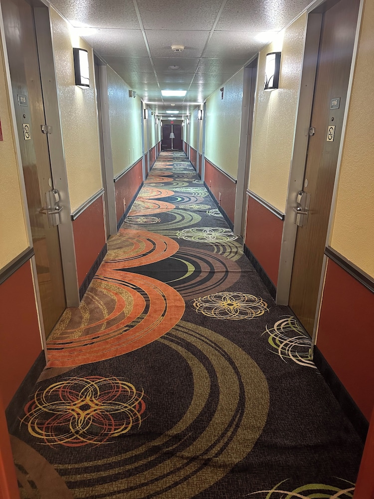 Rodeway Inn Zanesville OH - photo 17