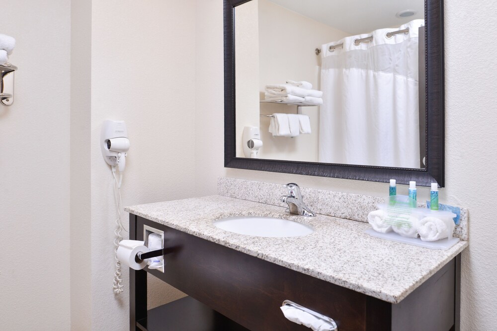 Holiday Inn Express Hotel & Suites Emporia Northwest by IHG - photo 13