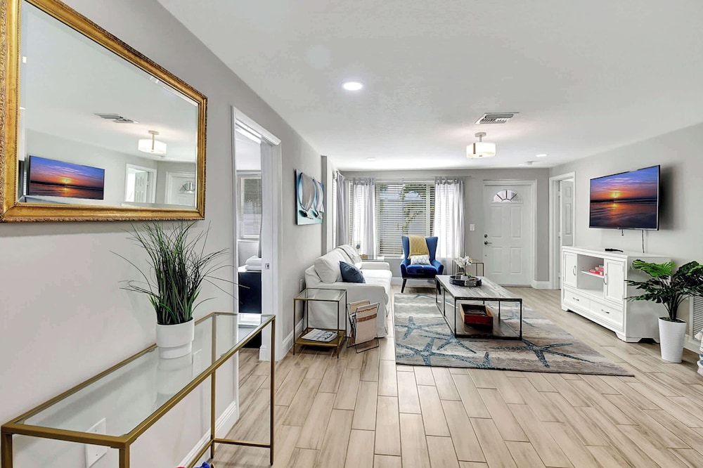 Fully Updated Home Sleeps 8 5 Min to the Beach — 4-Star Luxury Hotel in Delray Beach, United States