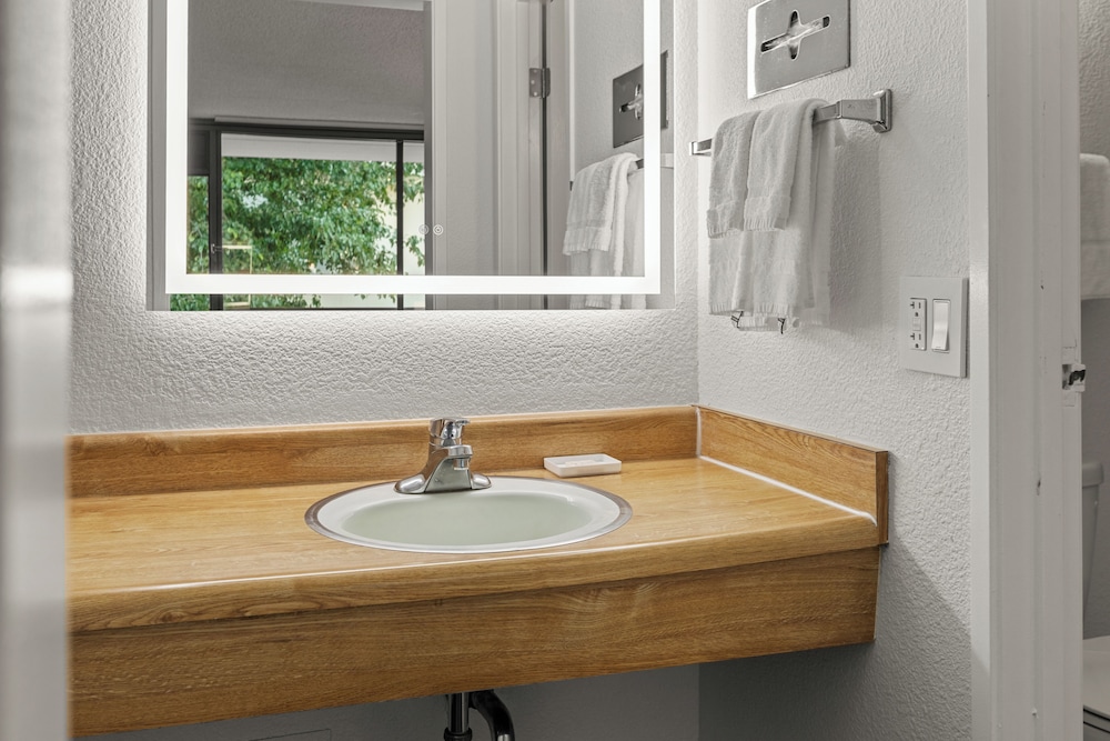 Vagabond Inn Executive Old Town - photo 43