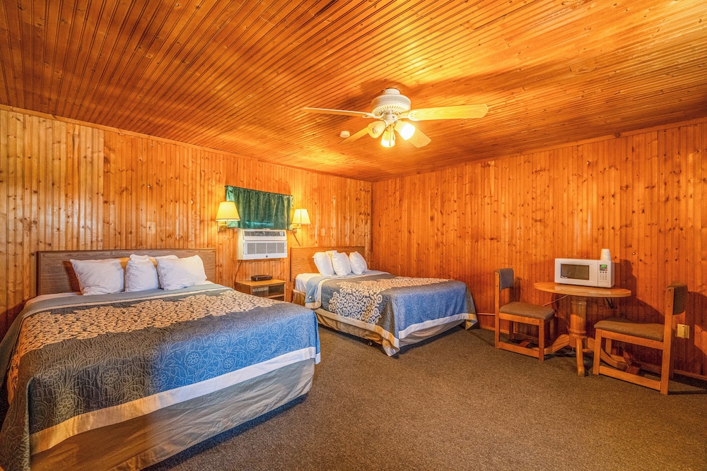 Green Acre Motel by OYO Near Rush County Airport - photo 9
