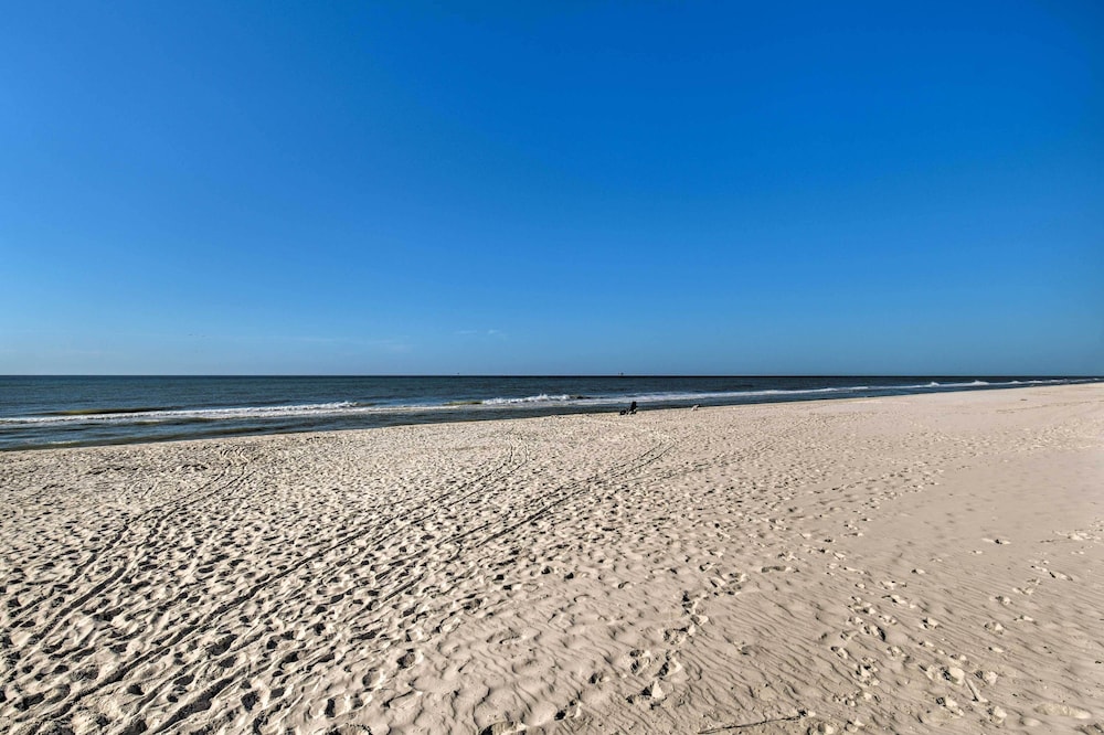 Resort Perks: Gulf Shores Beach inspired Condo - photo 20