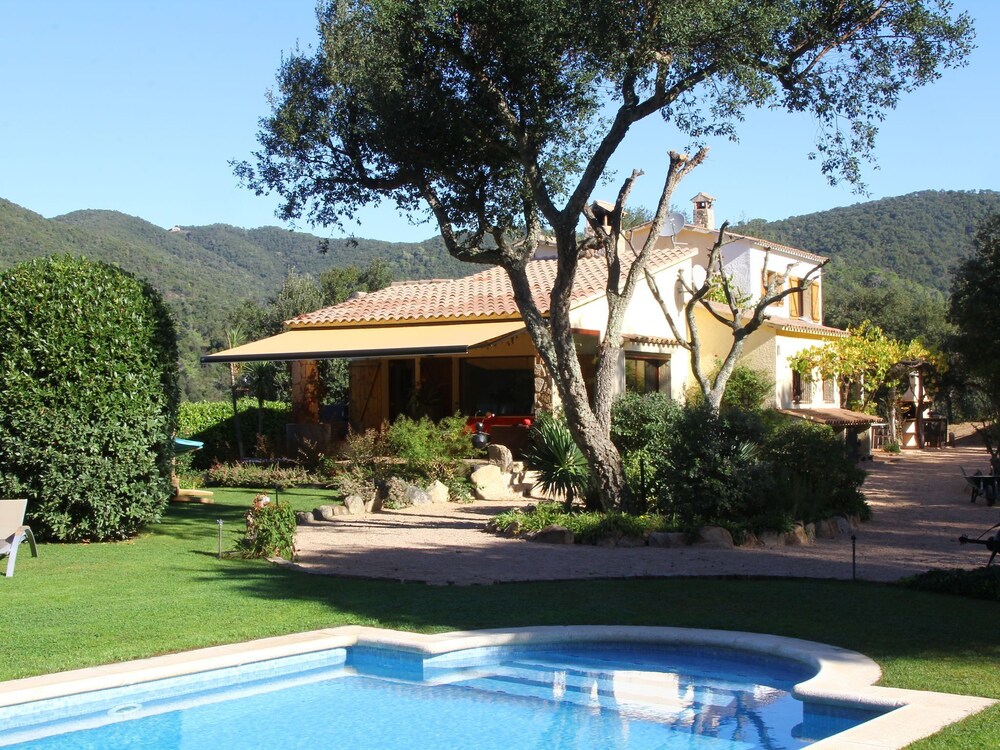 Villa in Calonge with Pool Near Beach — 4-Star Luxury Hotel in Calonge, Spain