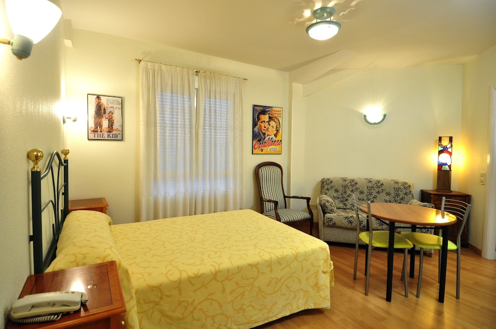 Hotel Apartamentos Aralso Sotillo — hotel in La Lastrilla