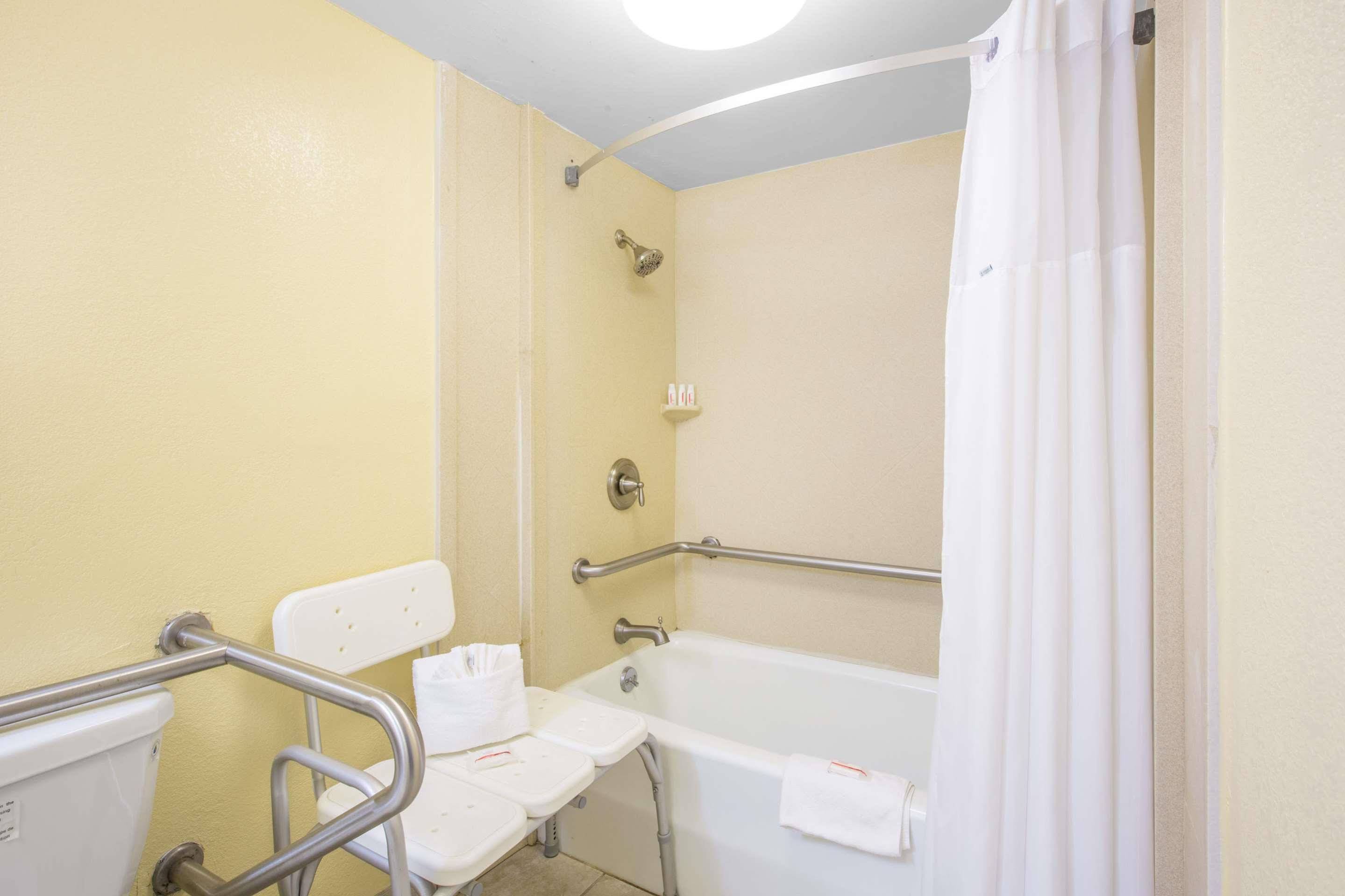 Days Inn by Wyndham Charleston Historic District - photo 14