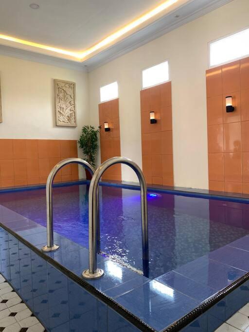 Kayz Villa Batu Dengan Kolam Renang Pribadi — 4-Star Luxury Hotel in Batu, Indonesia