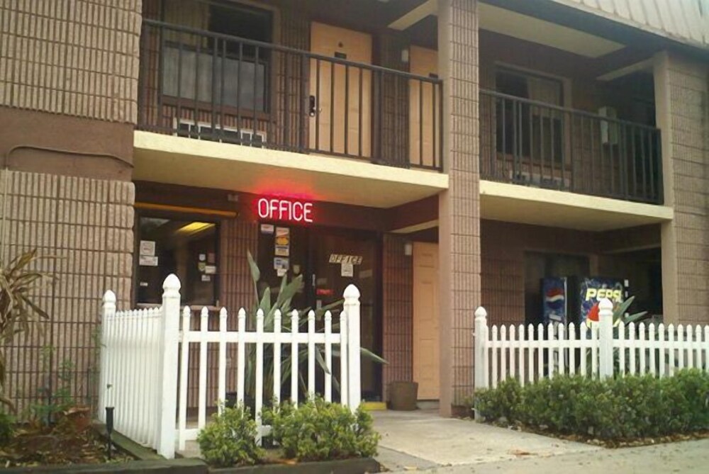 East Lake Inn - photo 14