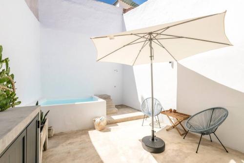 Traditional house: private pool and sunny terrace — 4-Star Luxury Hotel in Portimao, Portugal