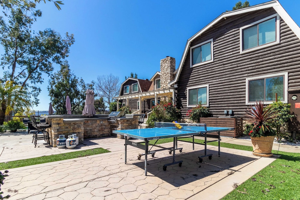 Chateau Syrah by AvantStay Picturesque Estate w Pool Hot Tub Table Tennis Pool Table New Pickleball Court Basketball hoop - photo 41