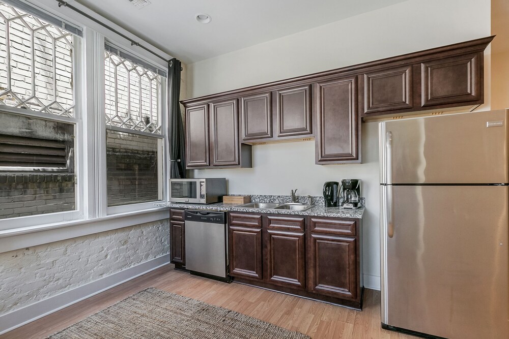 Hip 2BR in Arts Warehouse District - photo 24