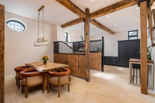 Merlins Stables Country Retreat Pass The Keys — Brill