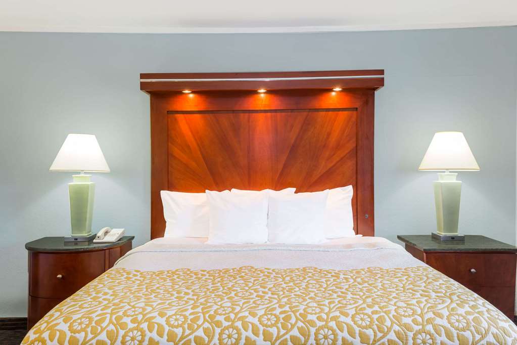 Days Inn by Wyndham Miami Airport North - photo 13