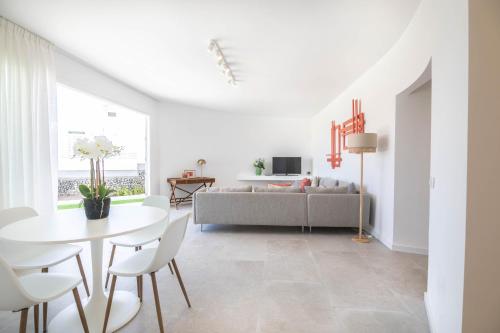 Amplia y cA3moda con terraza y vistas al mar — 4-Star Luxury Hotel in San Bartolome De Tirajana, Spain